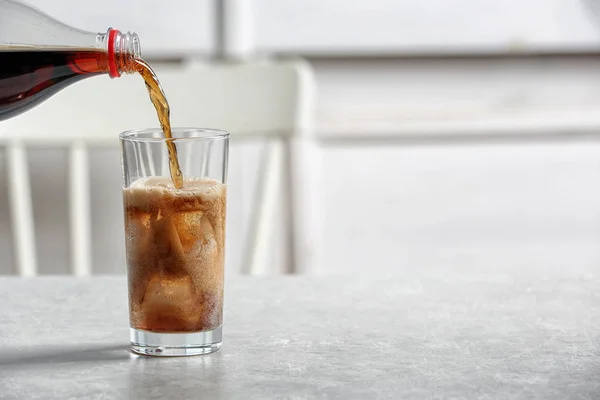 Menuang Cola Dari Botol Gelas Atas Meja Ruang Untuk Teks — Stok Foto