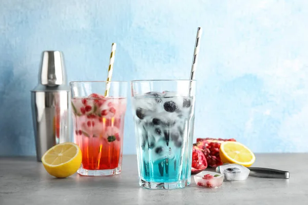 Gustosi Cocktail Con Cubetti Ghiaccio Frutta Sul Tavolo Contro Sfondo — Foto Stock