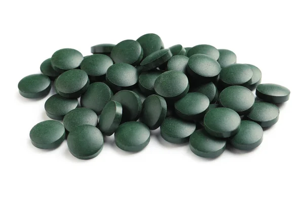 Haufen Spirulina Tabletten Auf Weißem Hintergrund — Stockfoto