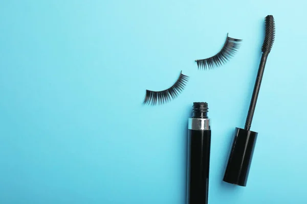 Plat Lag Samenstelling Van Zwarte Mascara Valse Wimpers Kleur Achtergrond — Stockfoto