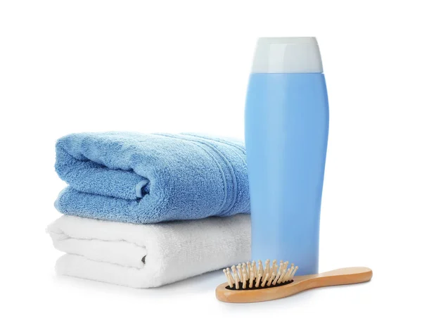 Skládané Ručníky Kartáč Vlasy Šampon Izolované Bílém — Stock fotografie