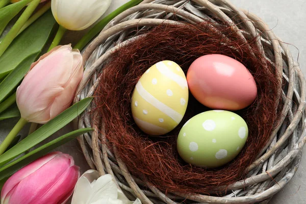 Nid Osier Avec Œufs Pâques Peints Tulipes Sur Fond Couleur — Photo