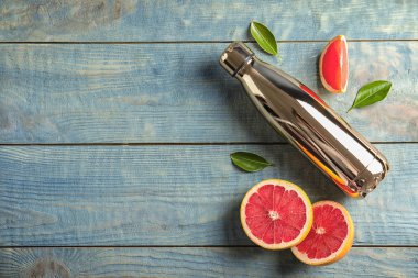 Greyfurt, şişe suyu ve ahşap arka plan üzerinde metin için yer ile düz yatıyordu kompozisyon