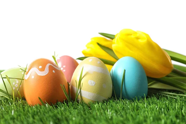 Барвисті Розфарбовані Великодні Яйця Квіти Зеленій Траві Білому Тлі — стокове фото