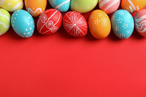 Composición Plana Huevos Pascua Pintados Sobre Fondo Color Espacio Para — Foto de Stock