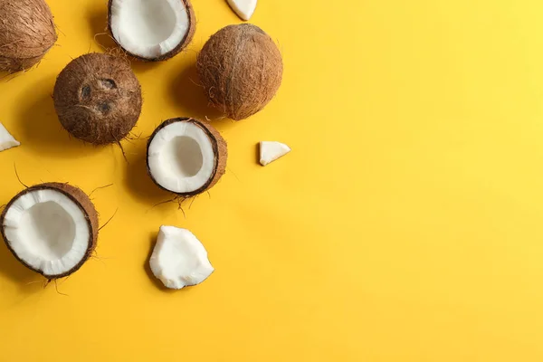 Composição Leigos Planos Com Cocos Fundo Cor Espaço Para Texto — Fotografia de Stock