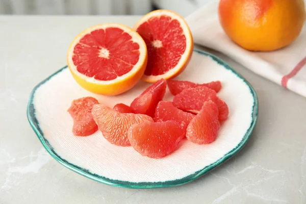 Tallrik Med Smaskiga Grapefrukt Grå Bord — Stockfoto