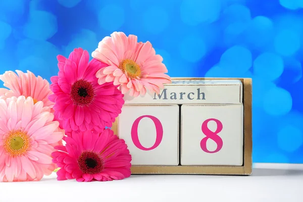 Calendario Flores Mesa Contra Fondo Color Día Internacional Mujer — Foto de Stock