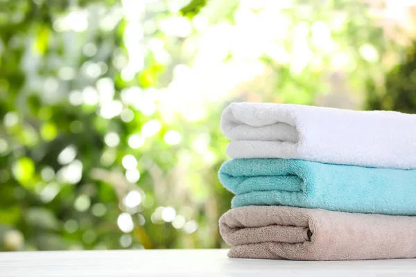 Stapel Schone Zachte Handdoeken Tafel Tegen Onscherpe Achtergrond Ruimte Voor — Stockfoto