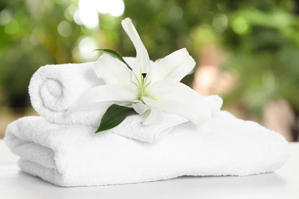 Soft Bath Towels Flower Table Blurred Background — Stock Photo, Image