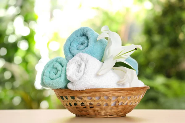 Basket Soft Bath Towels Flower Table Blurred Background — Stock Photo, Image