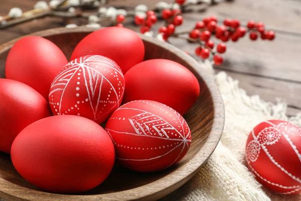 Ciotola Legno Con Uova Pasqua Dipinte Rosso Sul Tavolo Primo — Foto Stock