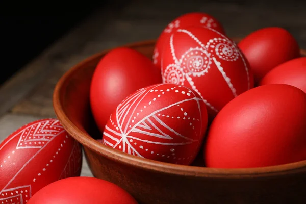 Ciotola Legno Con Uova Pasqua Dipinte Rosso Sul Tavolo Primo — Foto Stock