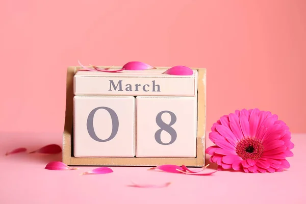 Träblock Kalender Med Blomma Bordet Mot Färgbakgrund Internationella Kvinnodagen — Stockfoto
