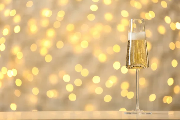 Šumivé Šampaňské Stole Proti Rozmazané Světýlka Prostor Pro Text — Stock fotografie