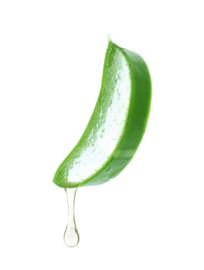 Beyaz zemin üzerine suyu damlama ile taze aloe vera dilim
