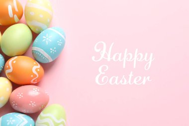 Renkli boyalı yumurta ve metin mutlu Paskalya renkli arka plan üzerinde düz yatıyordu kompozisyon