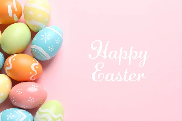 Színes festett tojások és színes háttéren Boldog húsvéti szöveg lapos laikus összetétele — Stock Fotó