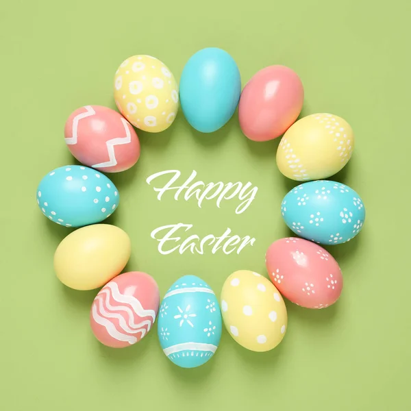 Fémkeret színes festett tojások és kellemes Húsvéti Ünnepeket szöveget színes háttéren, felülnézet — Stock Fotó
