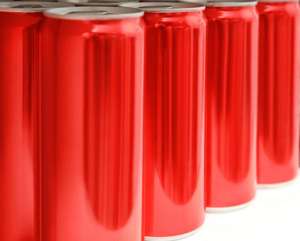 Sok üres piros fémdobozok asztalon, közelkép. Design fel ál — Stock Fotó