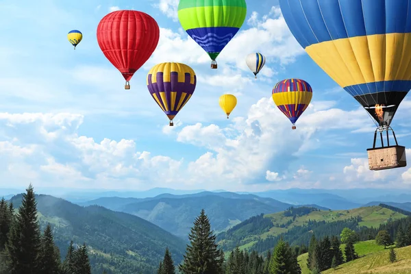 Mountain landscape and flying air balloons over green forest — Stock Photo, Image