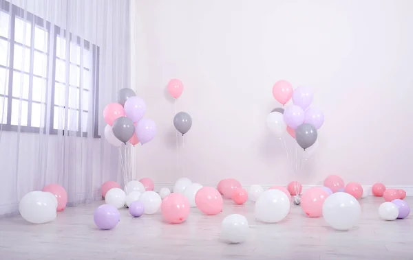 Kamer versierd met kleurrijke ballonnen in de buurt van de muur — Stockfoto