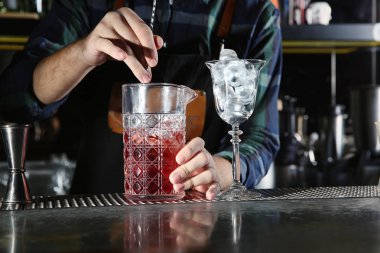Barmen, gece kulübü, closeup sayacında alkollü kokteyl karışımı