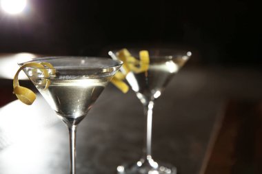 Limon bardak martini kokteyl bar, closeup at içine. Metin için yer