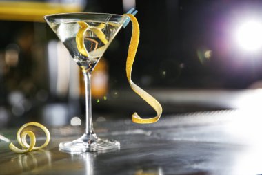 Bir bardak limon damla martini kokteyl sayacı. Metin için yer