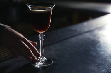Barmen porsiyon espresso martini tezgahta, closeup kokteyl. Metin için yer