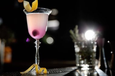 Kozmopolit martini kokteyl bar counter bardak. Metin için yer