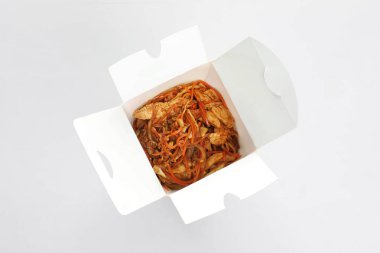 Çin eriştesi kağıt kutusunda, üstten görünüm. Food teslim