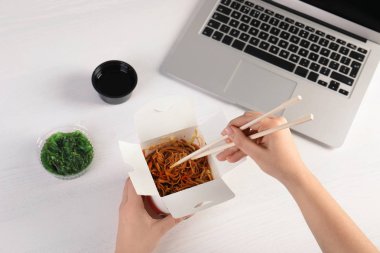 İşyerinde, closeup lezzetli Çin noodle yemek kadın. Food teslim