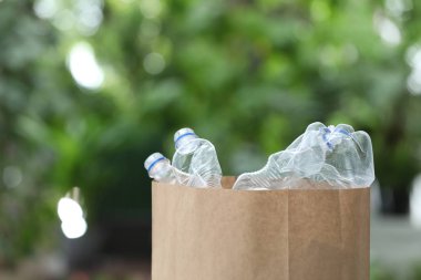 Plastik şişe kağıt torba bulanık arka plan, metin için yer üzerinde kullanılır. Geri dönüşüm sorunu