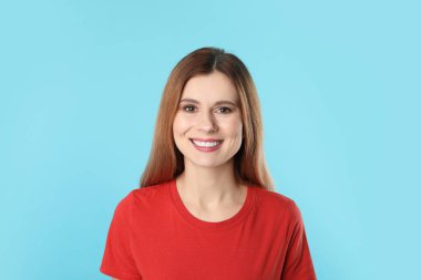 Renk arka plan üzerinde mükemmel dişleri gülümseyen kadın