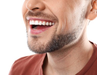 Beyaz arka plan, closeup mükemmel dişlere sahip gülümseyen adam