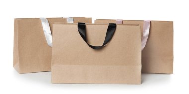 Kağıt alışveriş torbaları üzerinde beyaz izole. Tasarım için alay