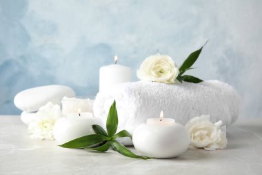 Mumlar ve masaya çiçek güzel spa kompozisyonu