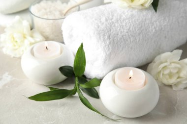 Mumlar ve masaya çiçek güzel spa kompozisyonu