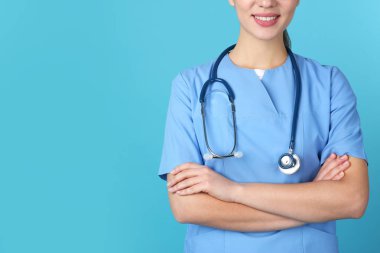 Renk arka plan, closeup üniformalı genç tıp öğrencisi. Metin için yer