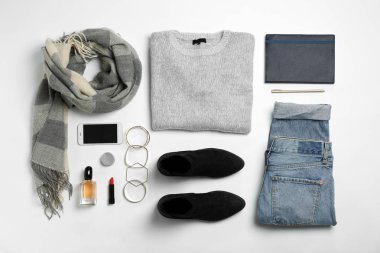 Ayarla şık giysiler ve aksesuarlar, düz beyaz arka plan üzerinde yatıyordu