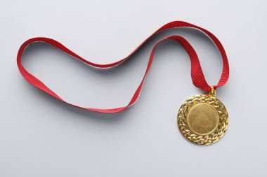 Açık renkli, üstten görünüm tasarımı için alan ile altın madalya. Zafer kavramı