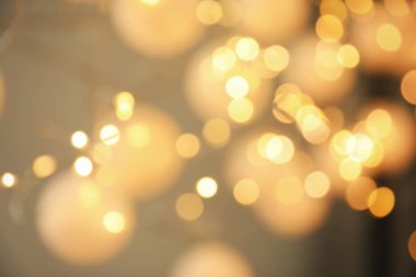 Koyu arka plan üzerinde bulanık görünüm Altın ışık. Bokeh etkisi