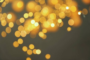 Koyu arka plan üzerinde bulanık görünüm Altın ışık. Bokeh etkisi