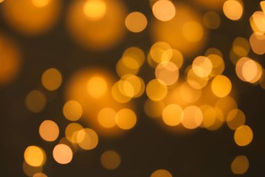 Koyu arka plan üzerinde bulanık görünüm Altın ışık. Bokeh etkisi