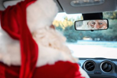 Otantik Noel Baba dikiz aynası araba içinde bakarak