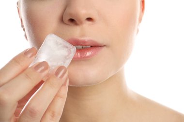 Ice cube beyaz arka planda, closeup olan kadın. Cilt Bakımı