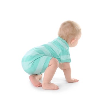 Beyaz arka plan üzerinde sürünerek şirin bebek