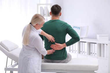 Chiropractor muayene hasta sırt ağrısı kliniği ile