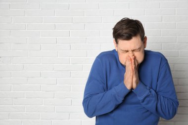 Olgun adam soğuk duvara yakın acı. Metin için yer